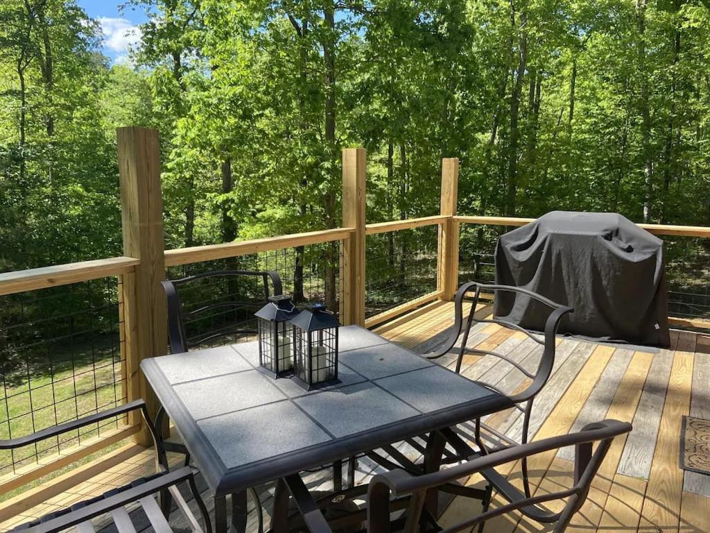 Gas Fireplace And A Great Firepit With Cedar Adirondack Chairs! Villa Spencer Exterior photo